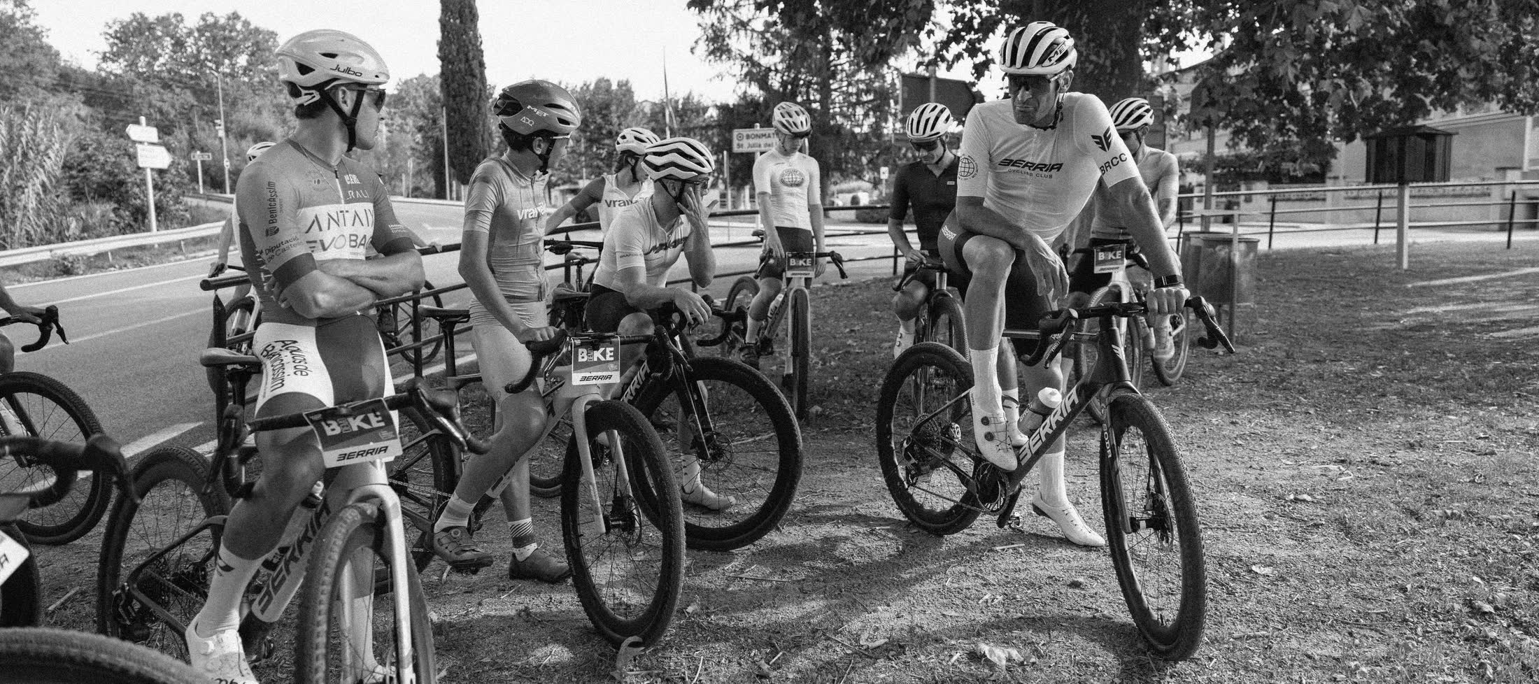 Grupo de ciclistas del BRCC reunidos antes de una salida, en blanco y negro