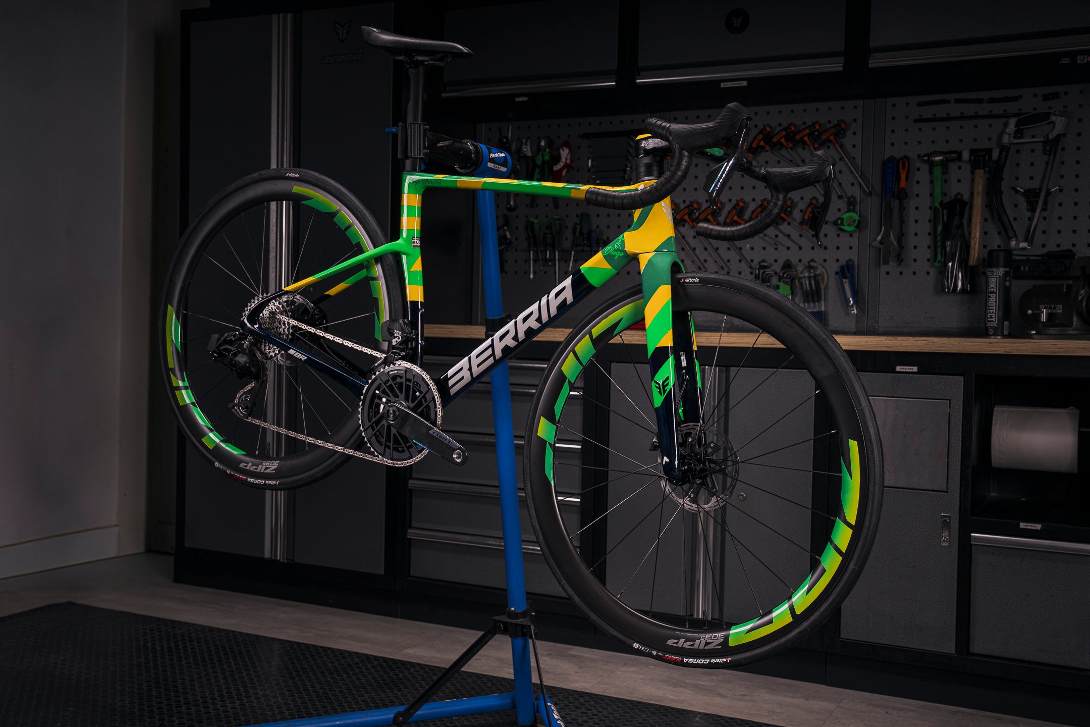 Cargar video: DREAMBUILD | Diego Moreira MotoGP rider